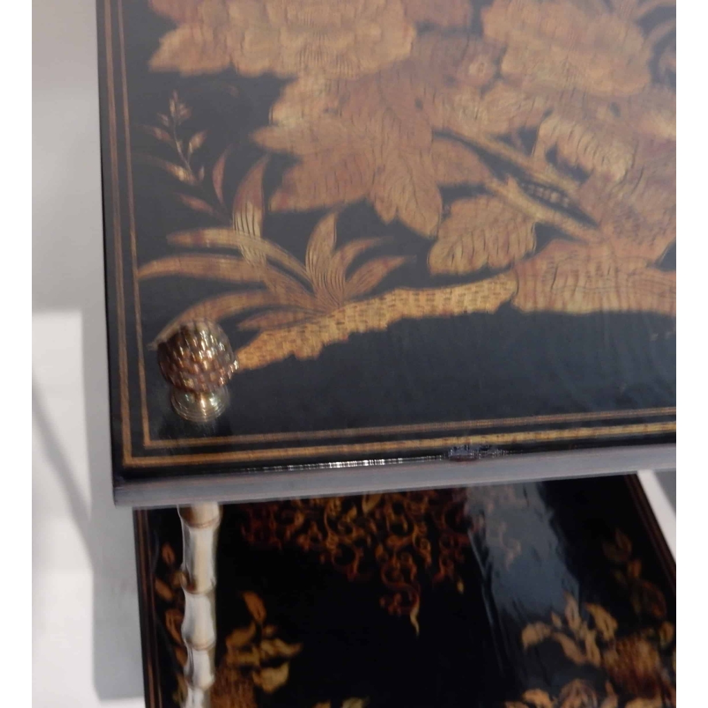 1950′ Paire de Tables Maison Baguès Decor Bambou en Bronze Doré Avec Plateaux Laque de Chine | Biron 1950' Paire de Tables Maison Baguès Decor Bambou en Bronze Doré Avec Plateaux Laque de Chine