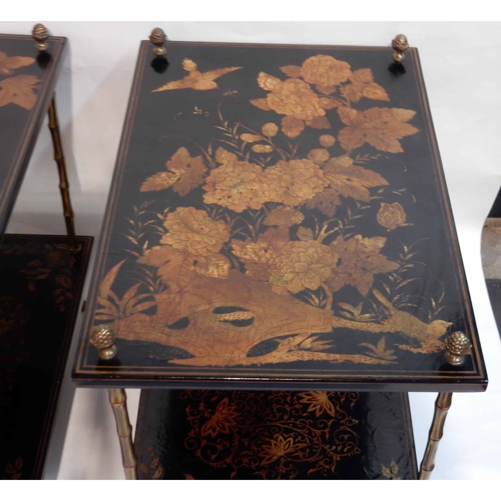 1950′ Paire de Tables Maison Baguès Decor Bambou en Bronze Doré Avec Plateaux Laque de Chine | Biron 1950' Paire de Tables Maison Baguès Decor Bambou en Bronze Doré Avec Plateaux Laque de Chine