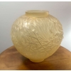 Vase « Gui » verre jaune opalescent de René LALIQUE | Biron Vase "Gui" verre jaune opalescent de René LALIQUE