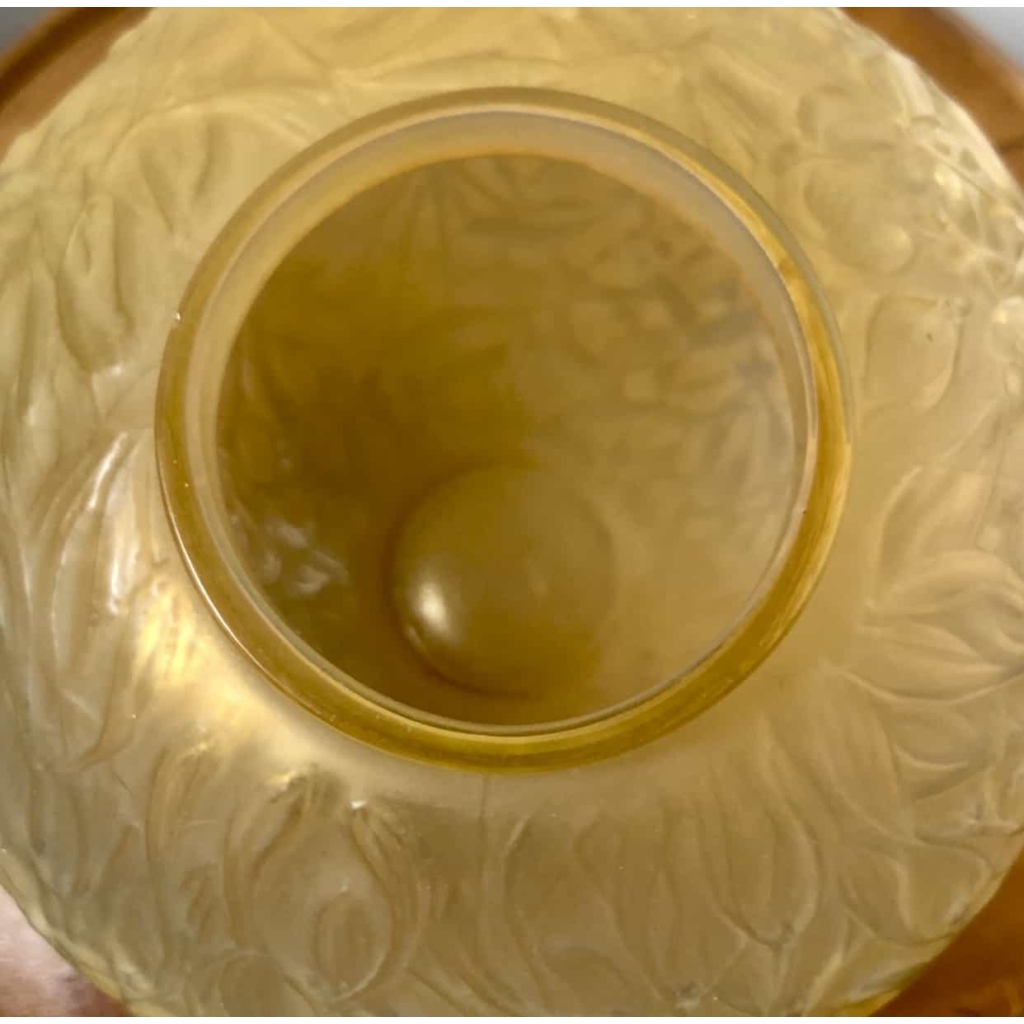 Vase « Gui » verre jaune opalescent de René LALIQUE | Biron Vase "Gui" verre jaune opalescent de René LALIQUE