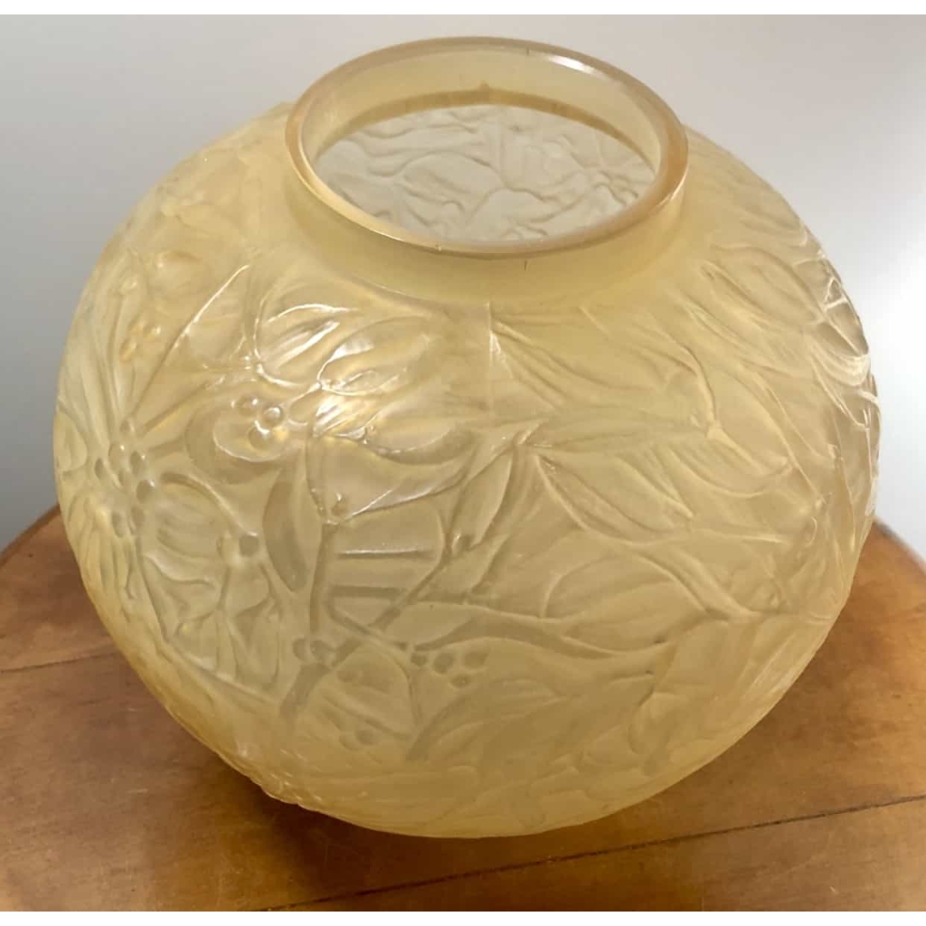 Vase « Gui » verre jaune opalescent de René LALIQUE | Biron Vase "Gui" verre jaune opalescent de René LALIQUE
