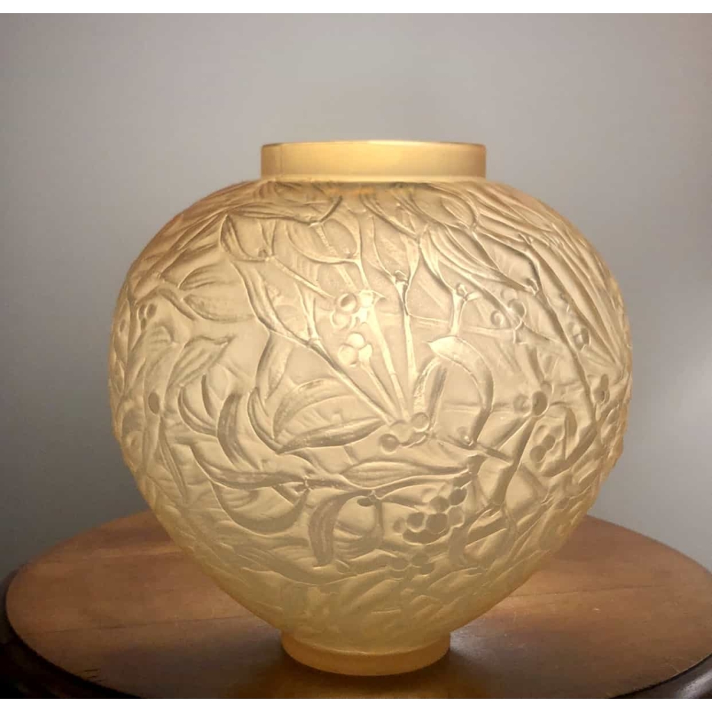 Vase « Gui » verre jaune opalescent de René LALIQUE | Biron Vase "Gui" verre jaune opalescent de René LALIQUE