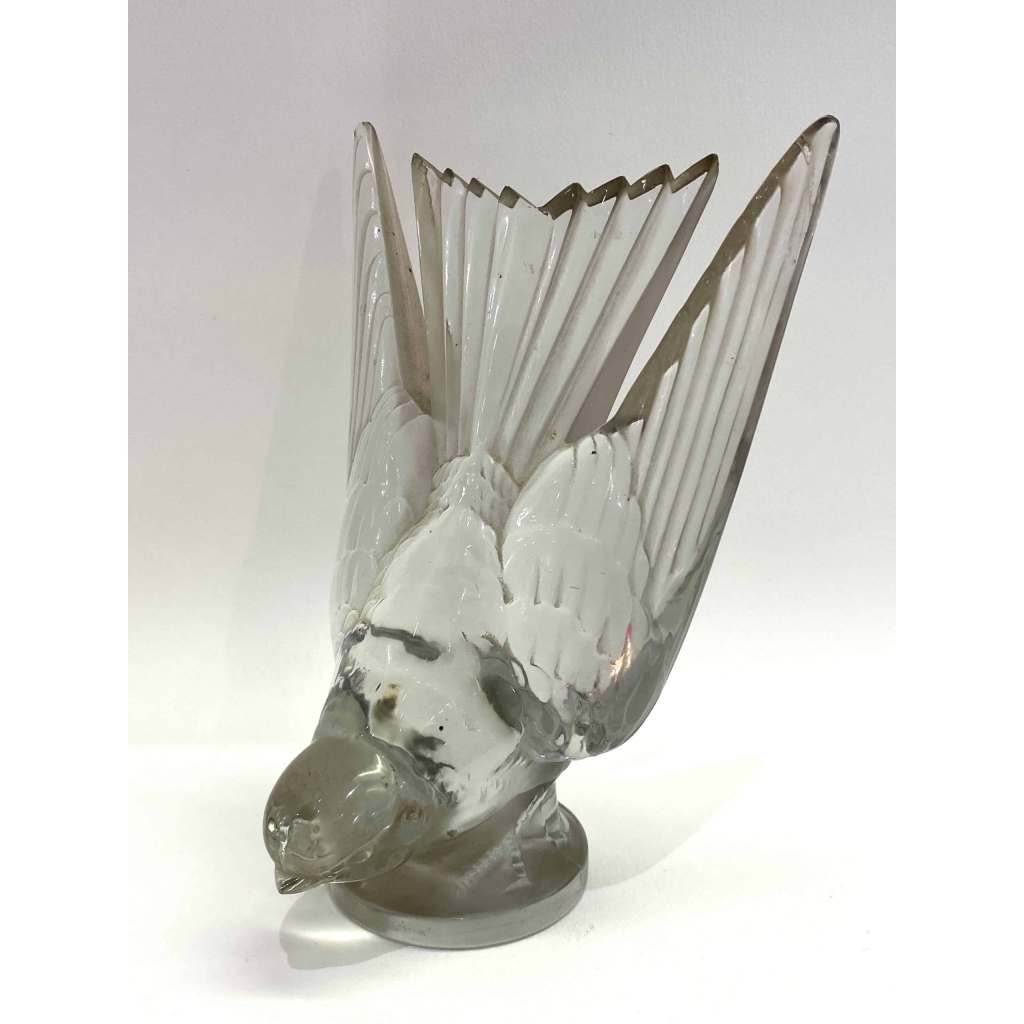 Bouchon de Radiateur Mascotte « Hirondelle » verre blanc de René LALIQUE | Biron Bouchon de Radiateur Mascotte "Hirondelle" verre blanc de René LALIQUE