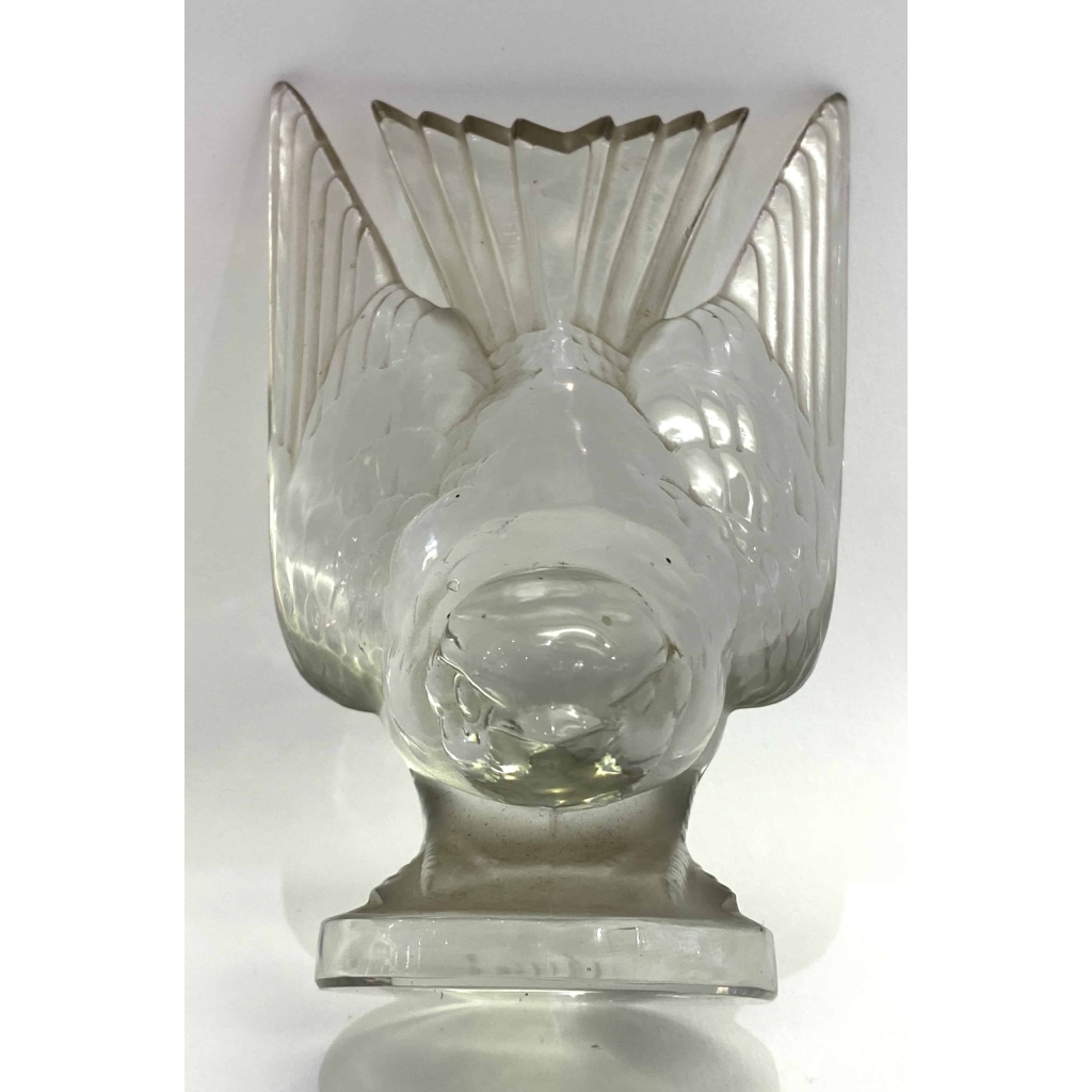 Bouchon de Radiateur Mascotte « Hirondelle » verre blanc de René LALIQUE | Biron Bouchon de Radiateur Mascotte "Hirondelle" verre blanc de René LALIQUE
