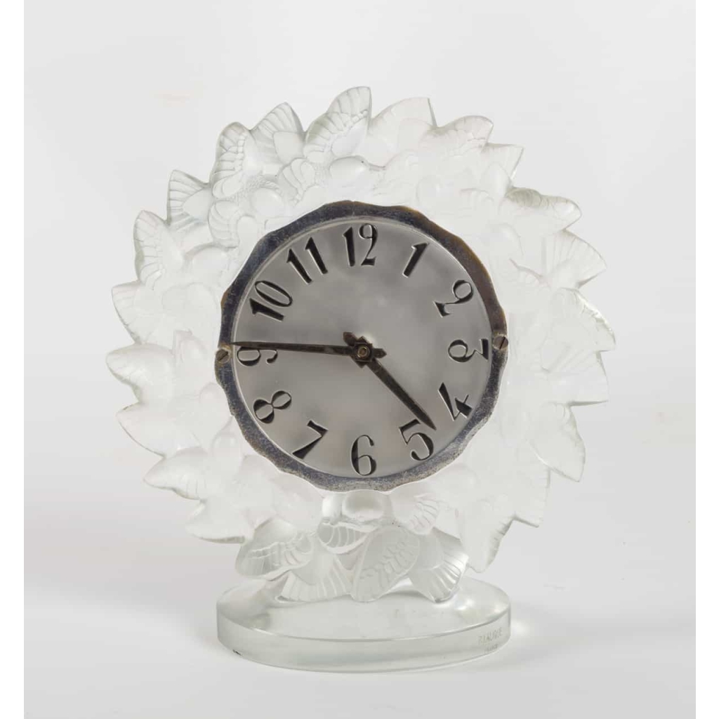 Pendule « Roitelets » verre blanc émaillé noir de René LALIQUE – mouvement OMEGA | Biron ||||||||