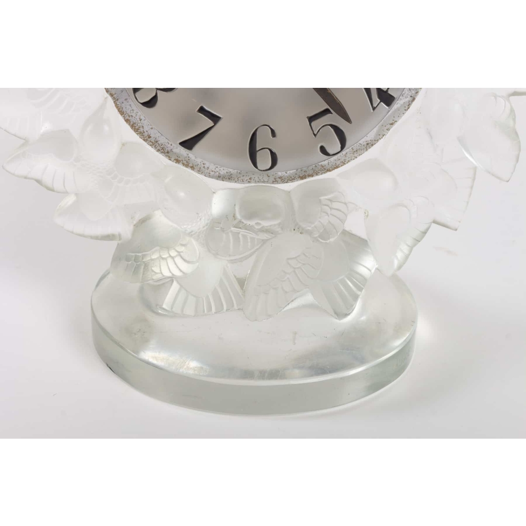 Pendule « Roitelets » verre blanc émaillé noir de René LALIQUE – mouvement OMEGA | Biron Pendule « Roitelets » verre blanc émaillé noir de René LALIQUE - mouvement OMEGA