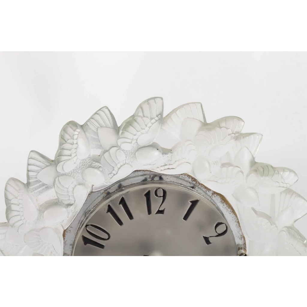 Pendule « Roitelets » verre blanc émaillé noir de René LALIQUE – mouvement OMEGA | Biron Pendule « Roitelets » verre blanc émaillé noir de René LALIQUE - mouvement OMEGA