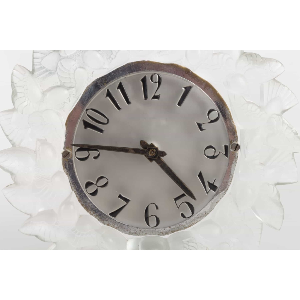 Pendule « Roitelets » verre blanc émaillé noir de René LALIQUE – mouvement OMEGA | Biron Pendule « Roitelets » verre blanc émaillé noir de René LALIQUE - mouvement OMEGA