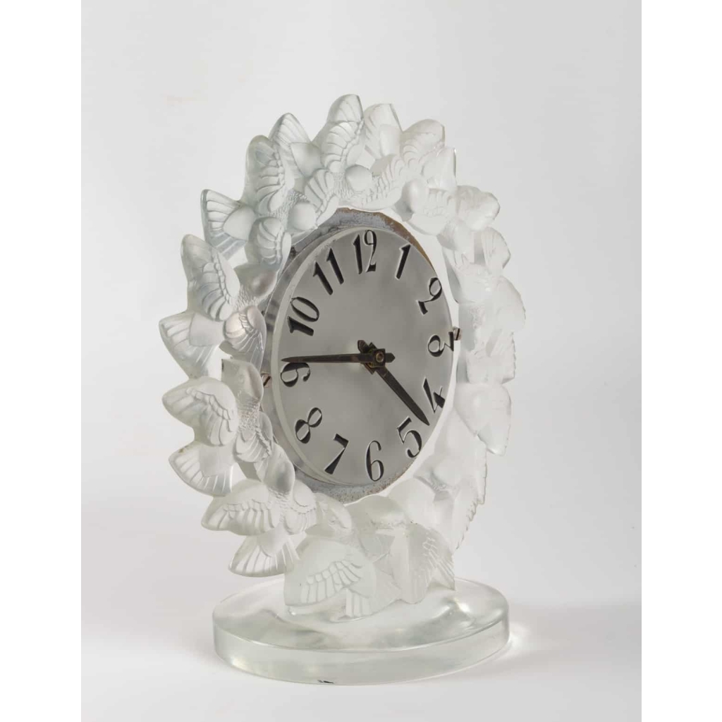 Pendule « Roitelets » verre blanc émaillé noir de René LALIQUE – mouvement OMEGA | Biron Pendule « Roitelets » verre blanc émaillé noir de René LALIQUE - mouvement OMEGA