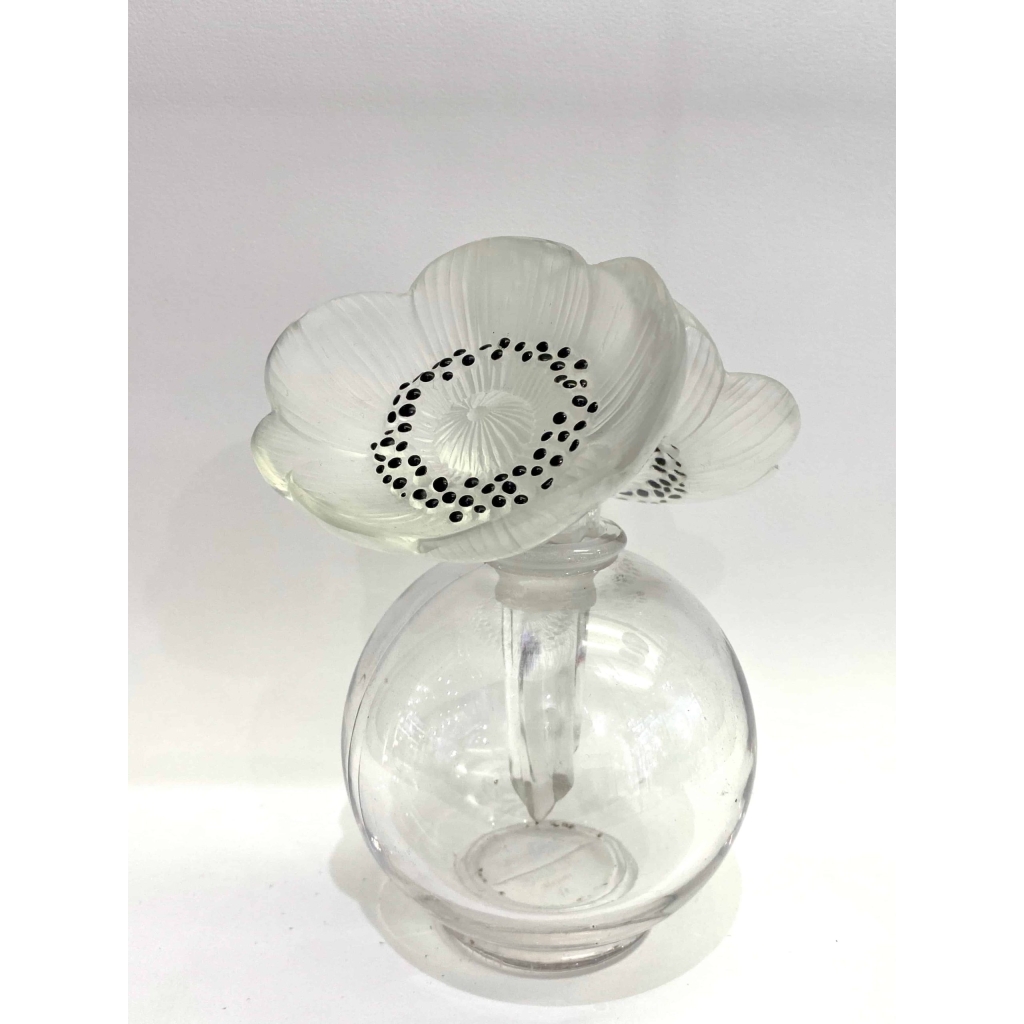 Original Flacon « Vase Deux Anémones » verre blanc émaillé noir de René LALIQUE | Biron Original Flacon "Vase Deux Anémones" verre blanc émaillé noir de René LALIQUE