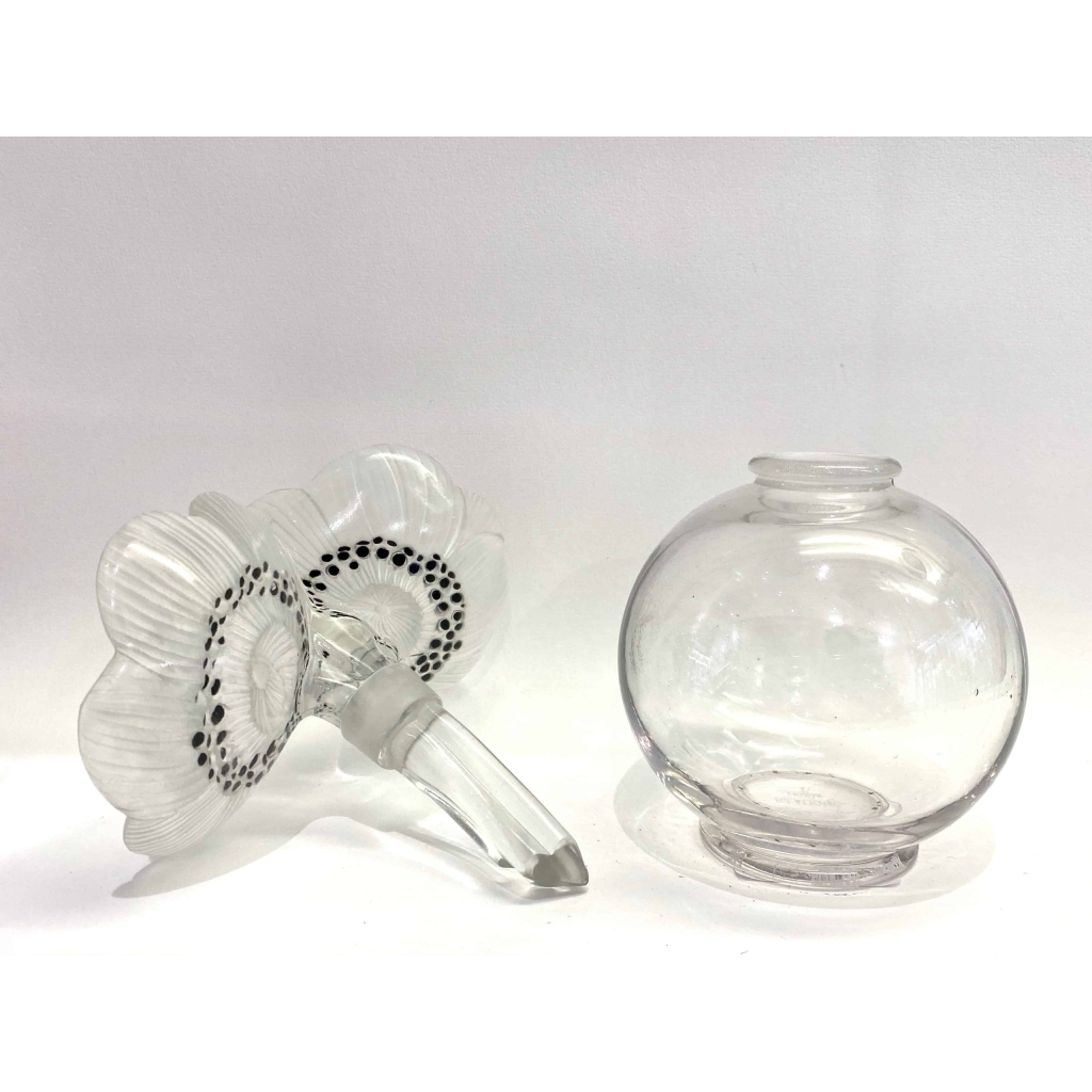 Original Flacon « Vase Deux Anémones » verre blanc émaillé noir de René LALIQUE | Biron Original Flacon "Vase Deux Anémones" verre blanc émaillé noir de René LALIQUE
