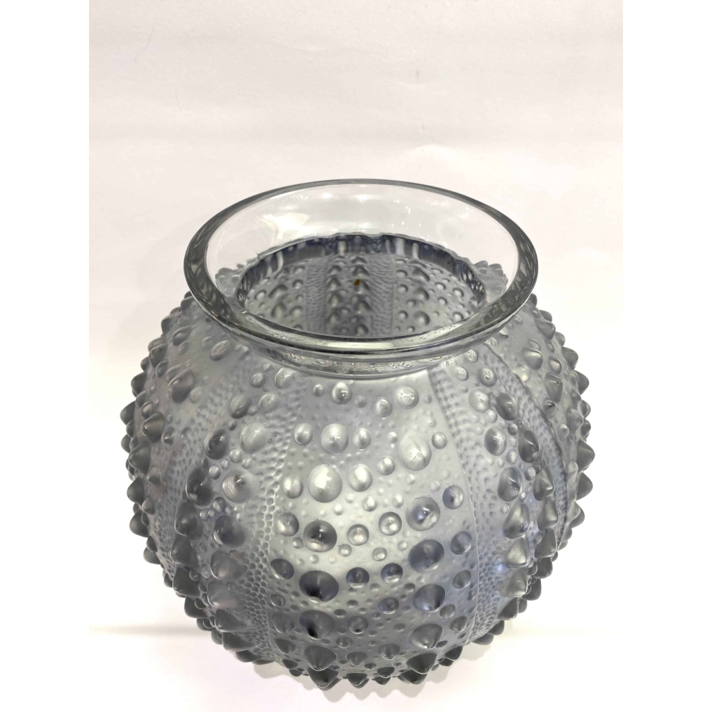 Vase « Oursin » verre blanc patiné bleu de René LALIQUE | Biron Vase "Oursin" verre blanc patiné bleu de René LALIQUE