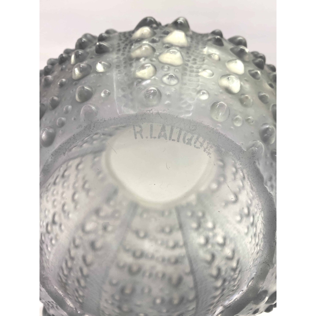 Vase « Oursin » verre blanc patiné bleu de René LALIQUE | Biron Vase "Oursin" verre blanc patiné bleu de René LALIQUE