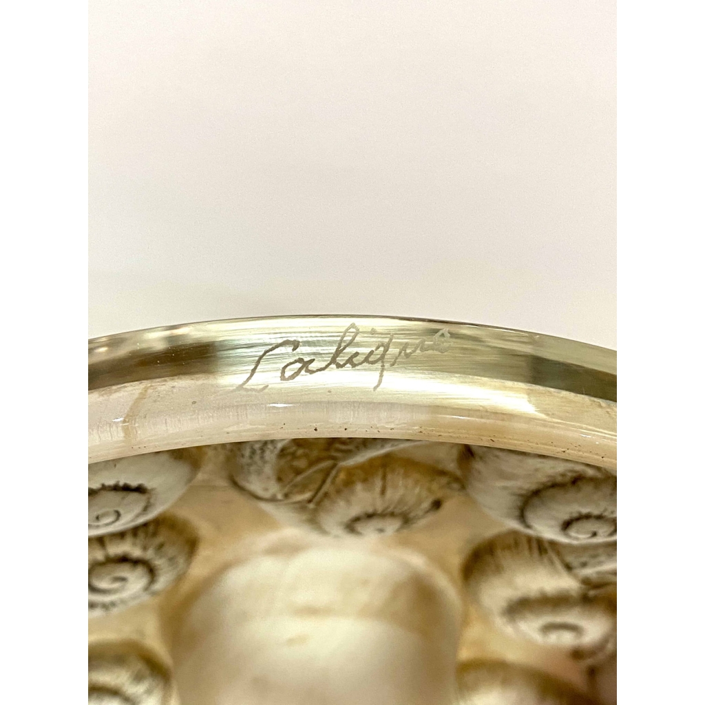 Encrier « Escargots » verre blanc patiné sépia et gris de René LALIQUE | Biron Encrier "Escargots" verre blanc patiné sépia et gris de René LALIQUE