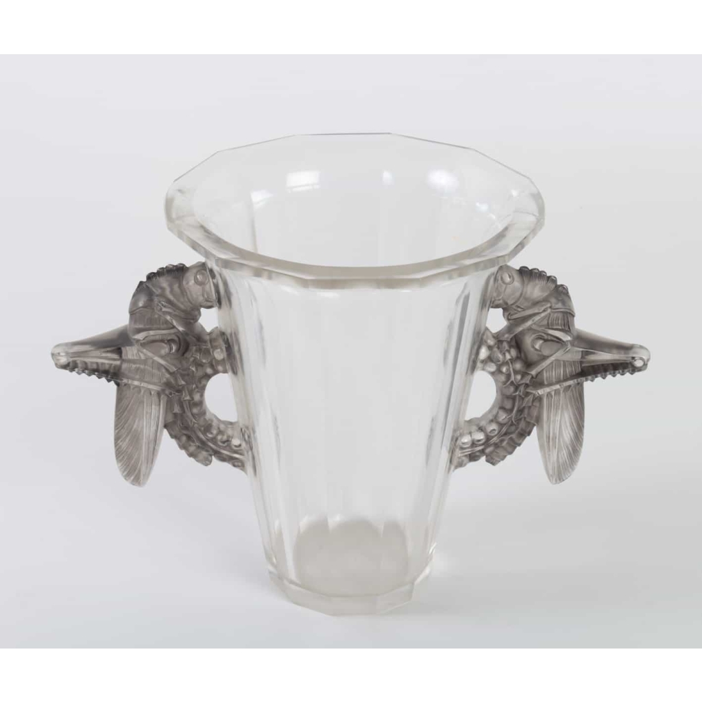 Vase « Grillons » cristal blanc moulé-pressé taillé et patiné gris de René LALIQUE | Biron Vase "Grillons" cristal blanc moulé-pressé taillé et patiné gris de René LALIQUE