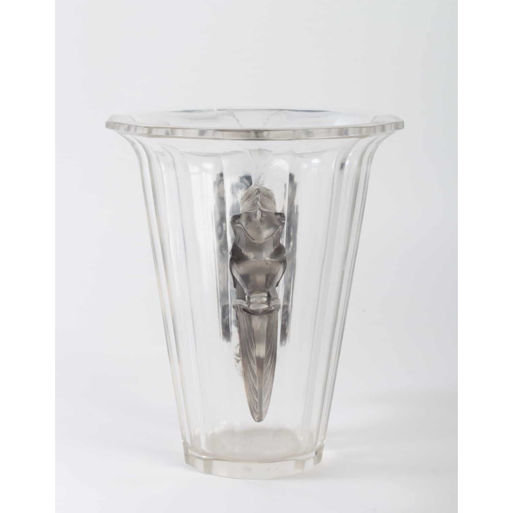 Vase « Grillons » cristal blanc moulé-pressé taillé et patiné gris de René LALIQUE | Biron Vase "Grillons" cristal blanc moulé-pressé taillé et patiné gris de René LALIQUE
