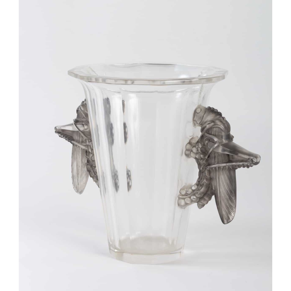 Vase « Grillons » cristal blanc moulé-pressé taillé et patiné gris de René LALIQUE | Biron Vase "Grillons" cristal blanc moulé-pressé taillé et patiné gris de René LALIQUE
