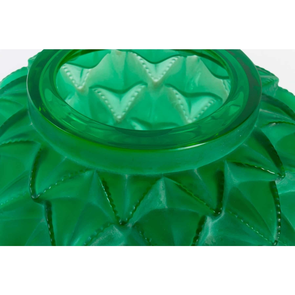 Vase « Languedoc » verre vert émeraude patiné blanc de René LALIQUE | Biron Vase "Languedoc" verre vert émeraude patiné blanc de René LALIQUE
