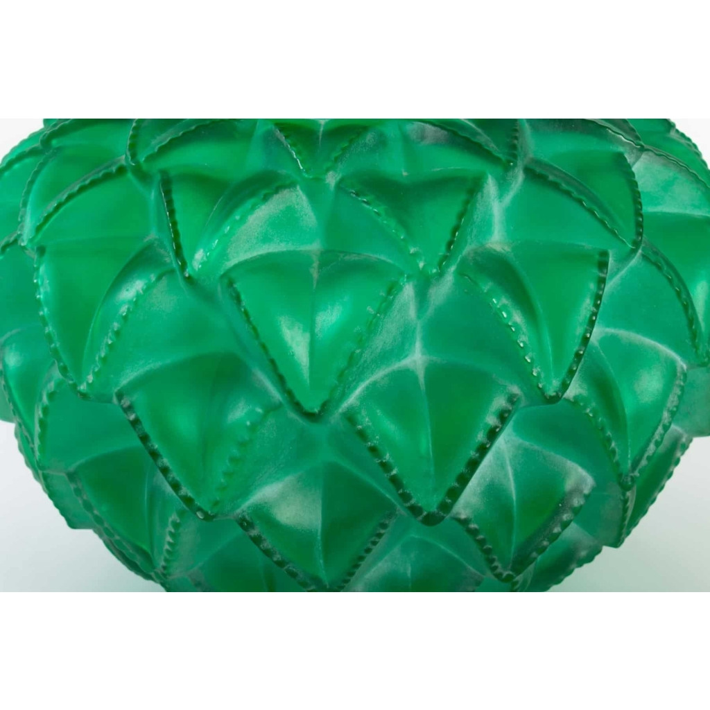 Vase « Languedoc » verre vert émeraude patiné blanc de René LALIQUE | Biron Vase "Languedoc" verre vert émeraude patiné blanc de René LALIQUE