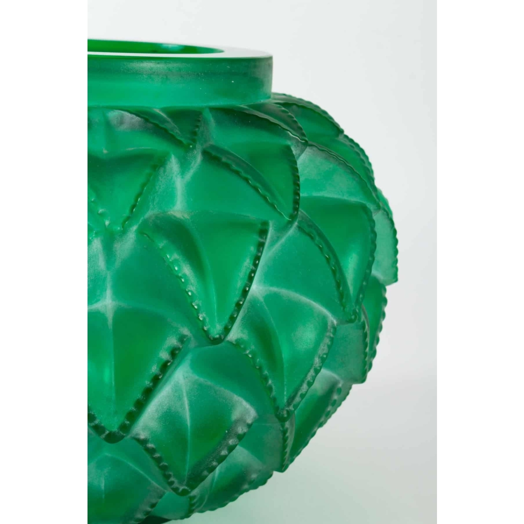 Vase « Languedoc » verre vert émeraude patiné blanc de René LALIQUE | Biron Vase "Languedoc" verre vert émeraude patiné blanc de René LALIQUE