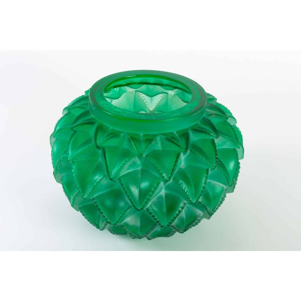 Vase « Languedoc » verre vert émeraude patiné blanc de René LALIQUE | Biron Vase "Languedoc" verre vert émeraude patiné blanc de René LALIQUE