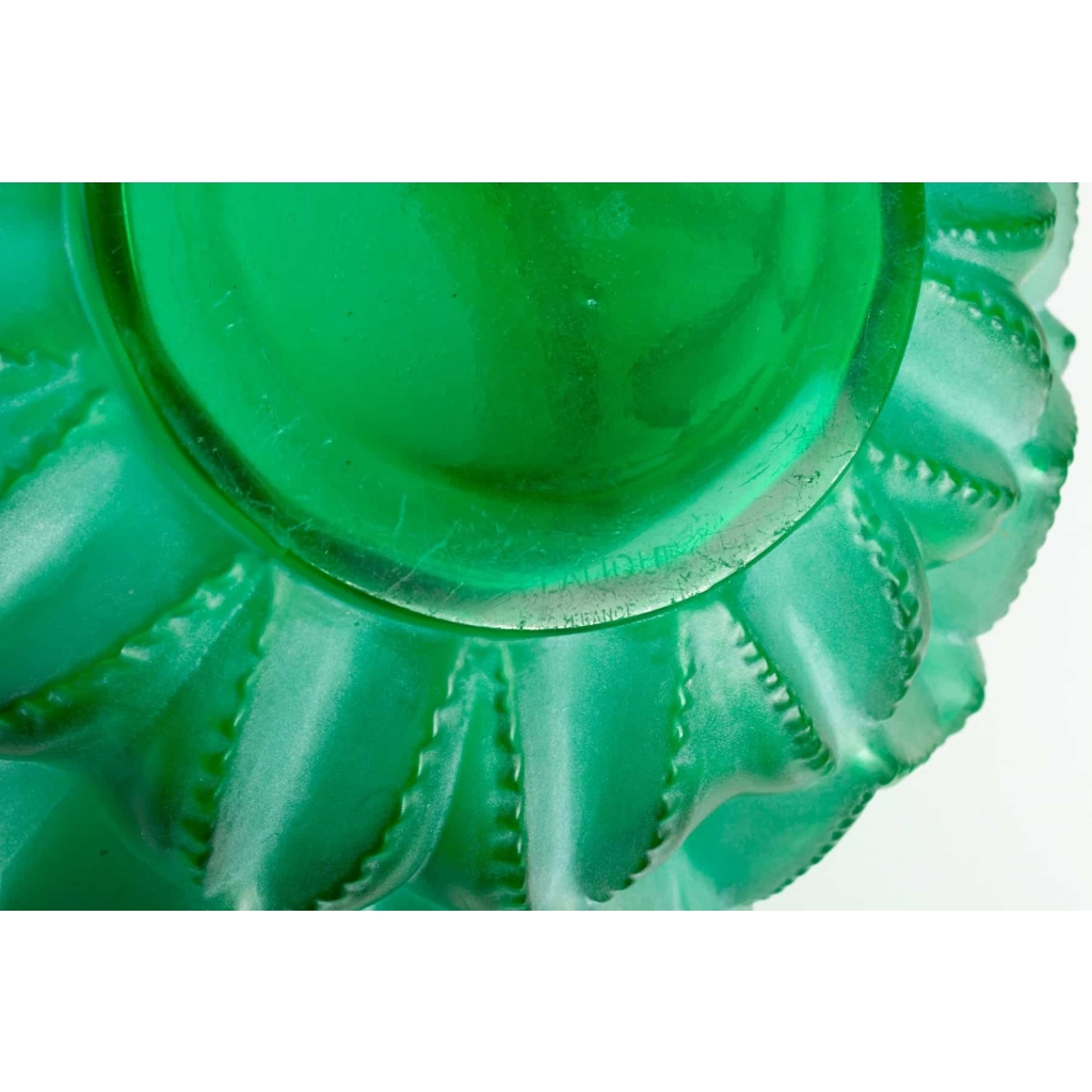 Vase « Languedoc » verre vert émeraude patiné blanc de René LALIQUE | Biron Vase "Languedoc" verre vert émeraude patiné blanc de René LALIQUE