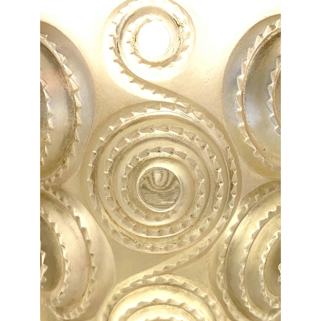 Vase « Spirales » verre blanc patiné sépia créé par René LALIQUE | Biron Vase "Spirales" verre blanc patiné sépia créé par René LALIQUE