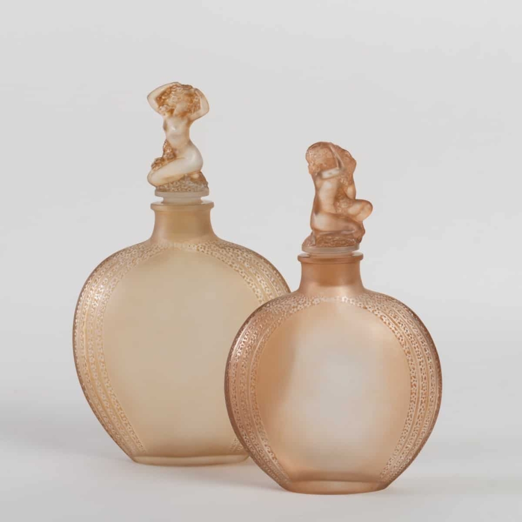 Flacons « Myosotis N•2 » et « Myosotis N•3 » verre blanc patiné sépia de René LALIQUE | Biron |||||||||||