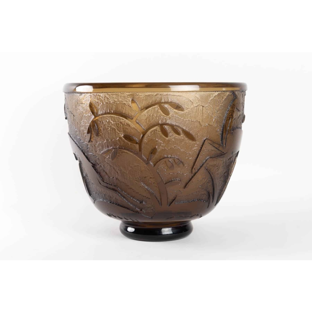 Vase Monumental « Antilopes et Feuillages » verre topaz profondément dégagé à l’acide de DAUM | Biron Vase Monumental « Antilopes et Feuillages » verre topaz profondément dégagé à l’acide de DAUM