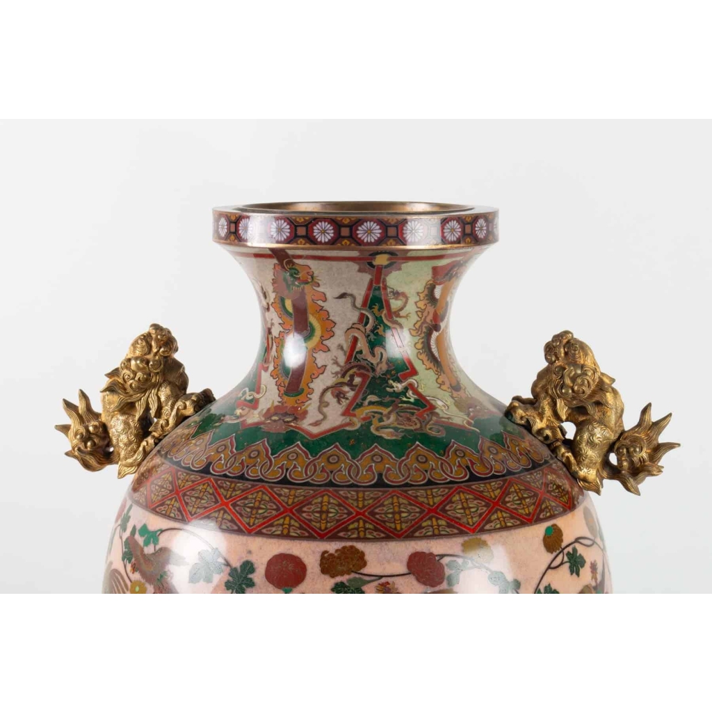 Vase en émail cloisonné monture de bronze doré, chien de Fô et bambou | Biron Vase en émail cloisonné monture de bronze doré, chien de Fô et bambou