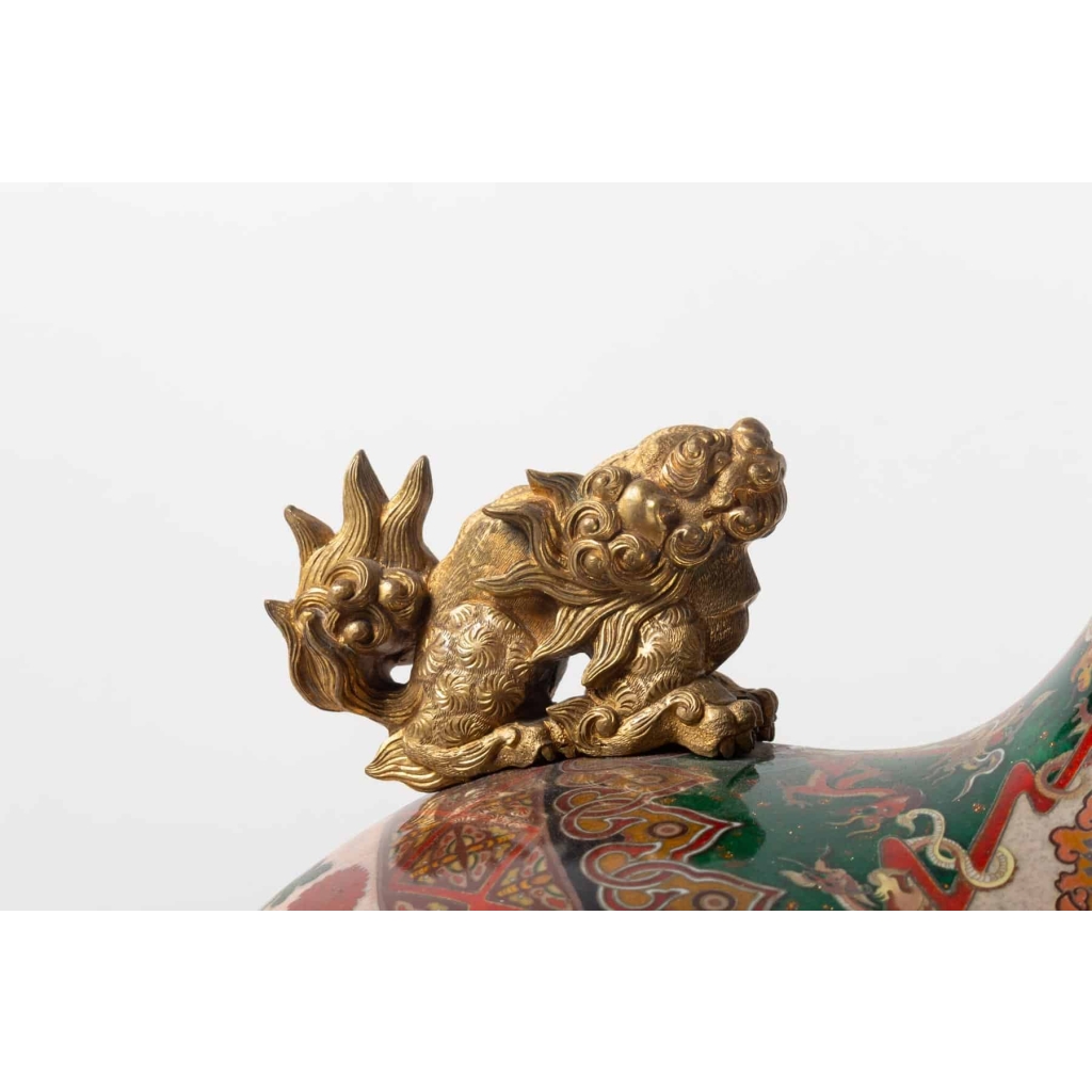 Vase en émail cloisonné monture de bronze doré, chien de Fô et bambou | Biron Vase en émail cloisonné monture de bronze doré, chien de Fô et bambou