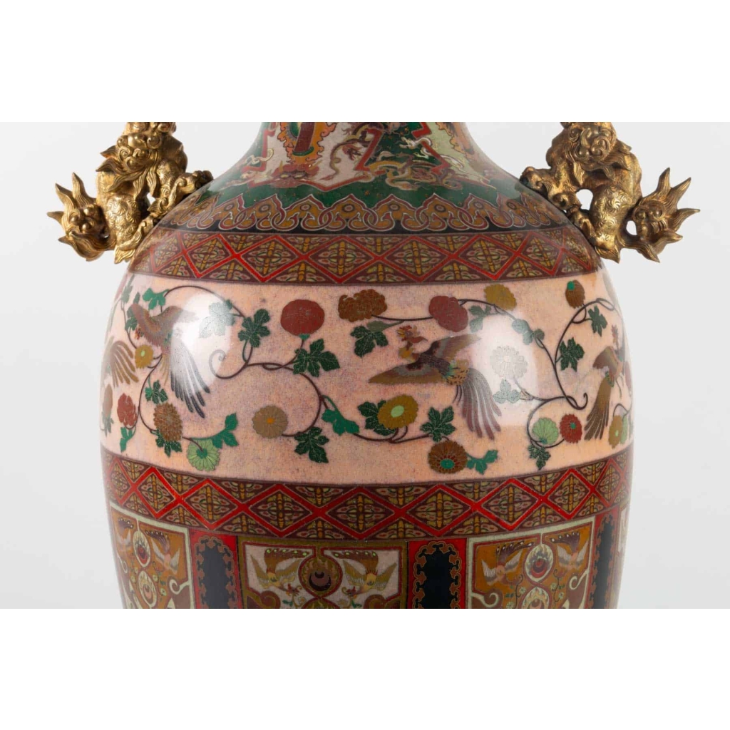 Vase en émail cloisonné monture de bronze doré, chien de Fô et bambou | Biron Vase en émail cloisonné monture de bronze doré, chien de Fô et bambou