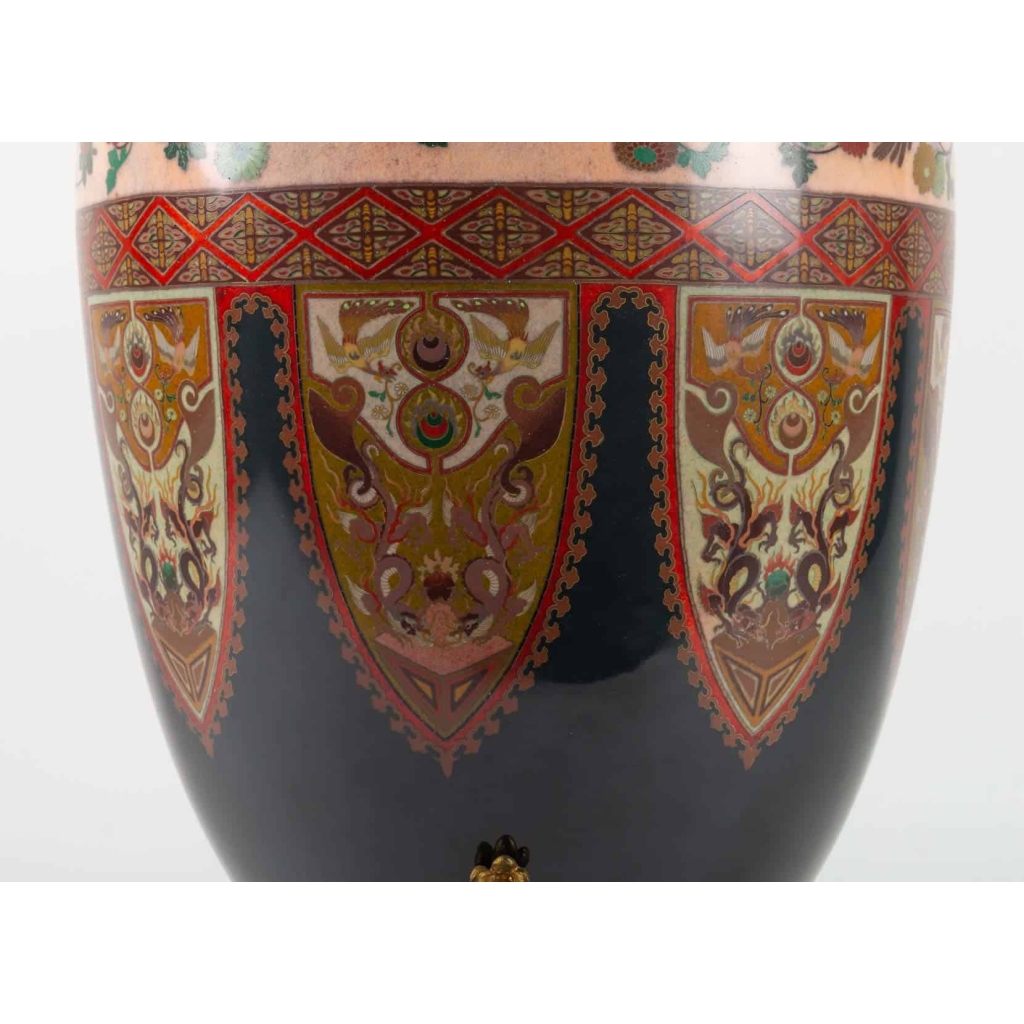 Vase en émail cloisonné monture de bronze doré, chien de Fô et bambou | Biron Vase en émail cloisonné monture de bronze doré, chien de Fô et bambou