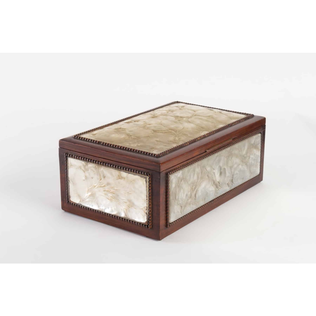 Coffret « Monnaie du Pape » verre blanc et clinquant argenté, bâti en bois de René LALIQUE | Biron Coffret « Monnaie du Pape » verre blanc et clinquant argenté, bâti en bois de René LALIQUE