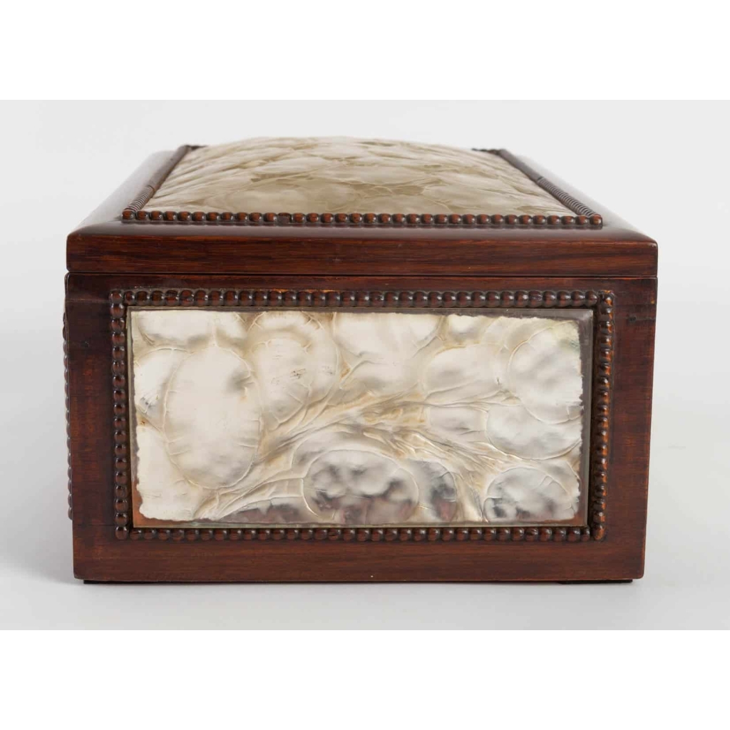 Coffret « Monnaie du Pape » verre blanc et clinquant argenté, bâti en bois de René LALIQUE | Biron Coffret « Monnaie du Pape » verre blanc et clinquant argenté, bâti en bois de René LALIQUE