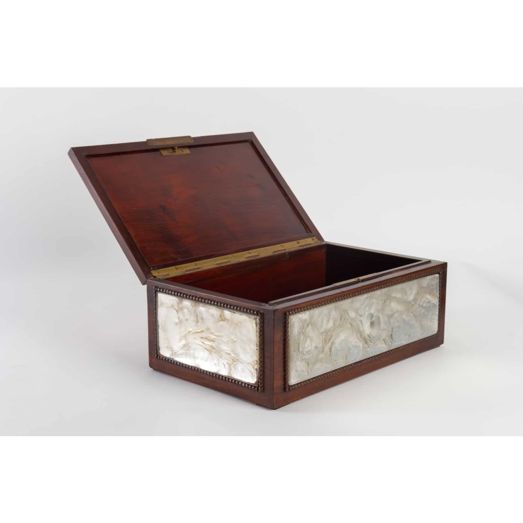 Coffret « Monnaie du Pape » verre blanc et clinquant argenté, bâti en bois de René LALIQUE | Biron Coffret « Monnaie du Pape » verre blanc et clinquant argenté, bâti en bois de René LALIQUE