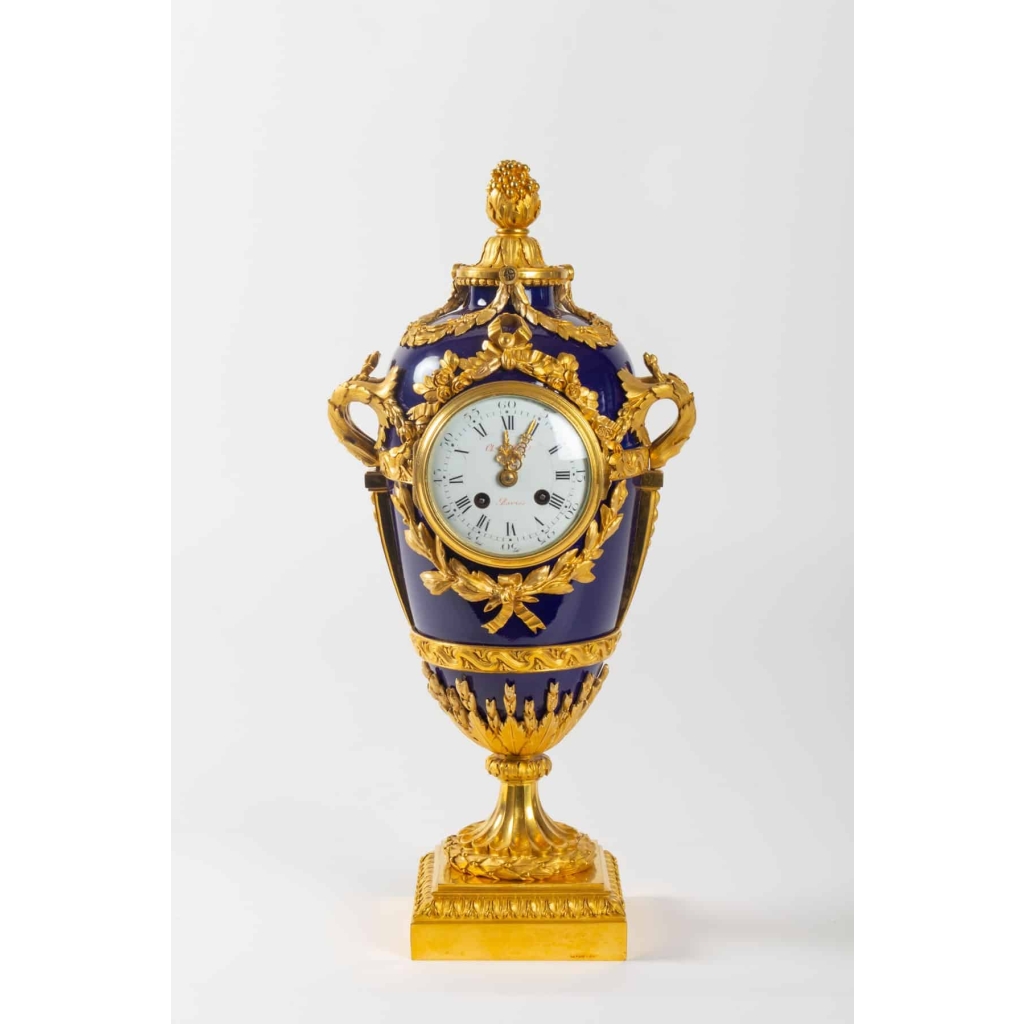Pendule de style Louis XVi en bronze doré et émail bleu signée BEURDELEY | Biron ||||||||||