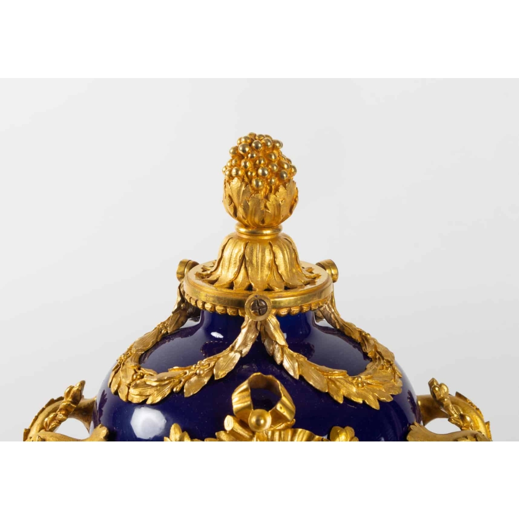 Pendule de style Louis XVi en bronze doré et émail bleu signée BEURDELEY | Biron Pendule de style Louis XVi en bronze doré et émail bleu signée BEURDELEY