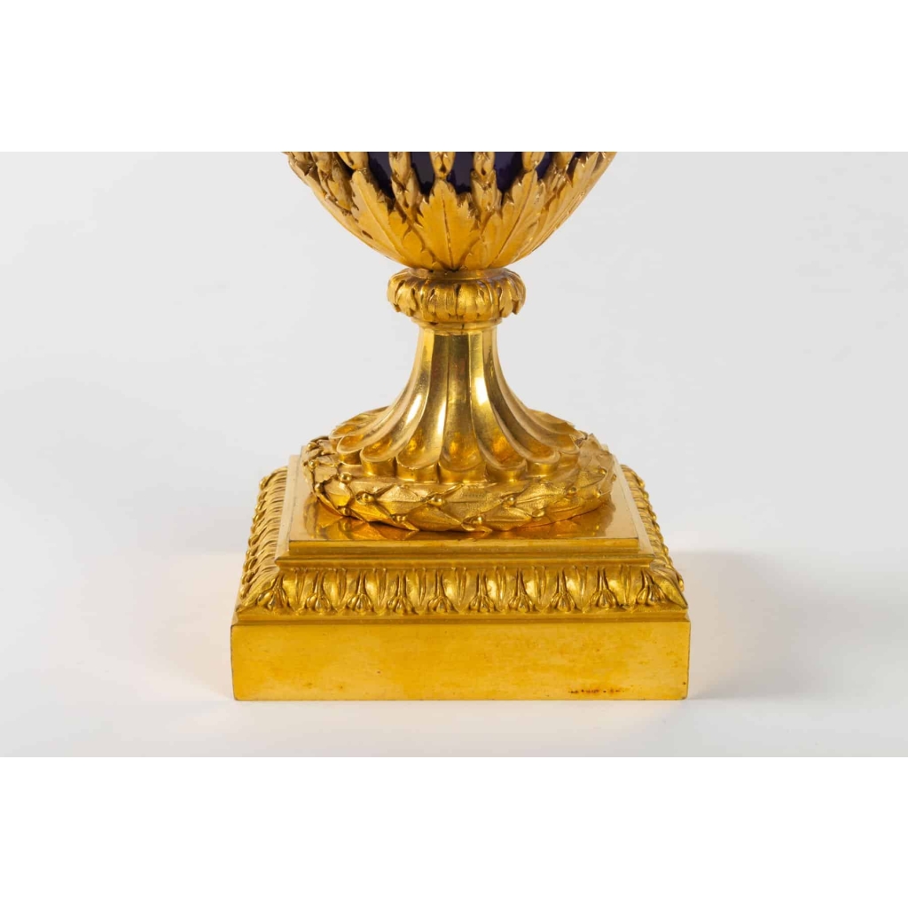 Pendule de style Louis XVi en bronze doré et émail bleu signée BEURDELEY | Biron Pendule de style Louis XVi en bronze doré et émail bleu signée BEURDELEY