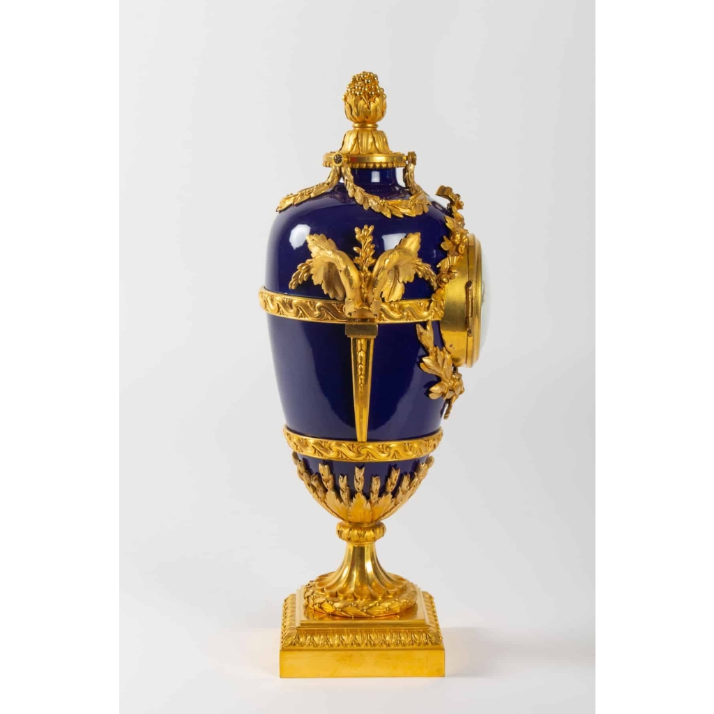 Pendule de style Louis XVi en bronze doré et émail bleu signée BEURDELEY | Biron Pendule de style Louis XVi en bronze doré et émail bleu signée BEURDELEY