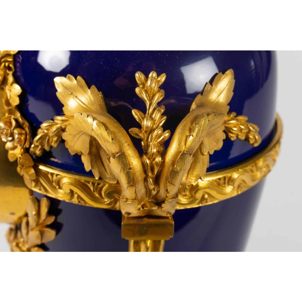Pendule de style Louis XVi en bronze doré et émail bleu signée BEURDELEY | Biron Pendule de style Louis XVi en bronze doré et émail bleu signée BEURDELEY
