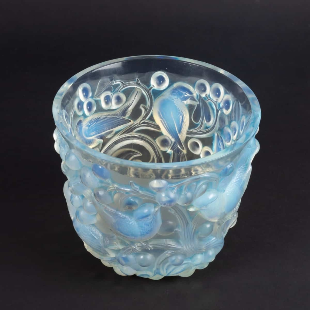 Vase « Avallon » verre opalescent patiné bleu de René LALIQUE | Biron Vase « Avallon » verre opalescent patiné bleu de René LALIQUE
