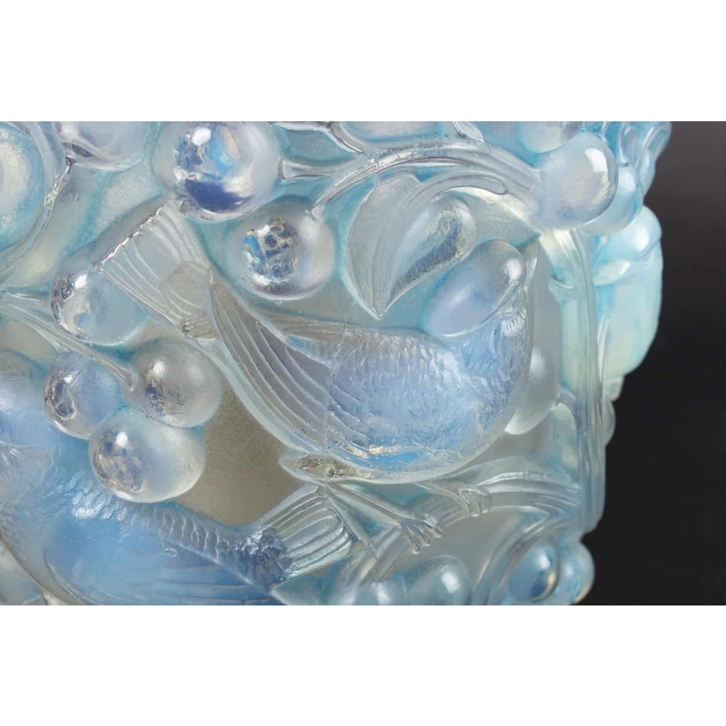 Vase « Avallon » verre opalescent patiné bleu de René LALIQUE | Biron Vase « Avallon » verre opalescent patiné bleu de René LALIQUE