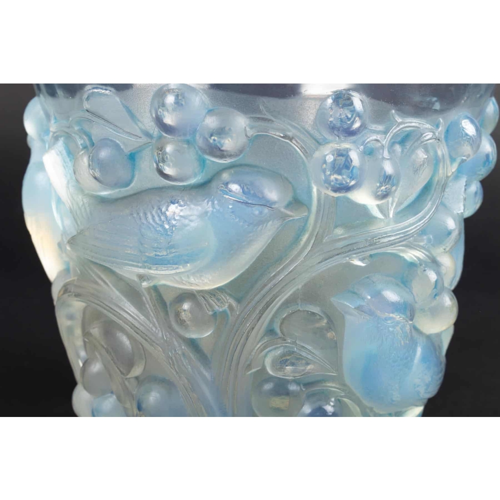 Vase « Avallon » verre opalescent patiné bleu de René LALIQUE | Biron Vase « Avallon » verre opalescent patiné bleu de René LALIQUE