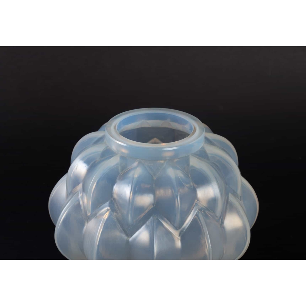 Vase « Nivernais » verre opalescent triple couche de René LALIQUE | Biron Vase « Nivernais » verre opalescent triple couche de René LALIQUE