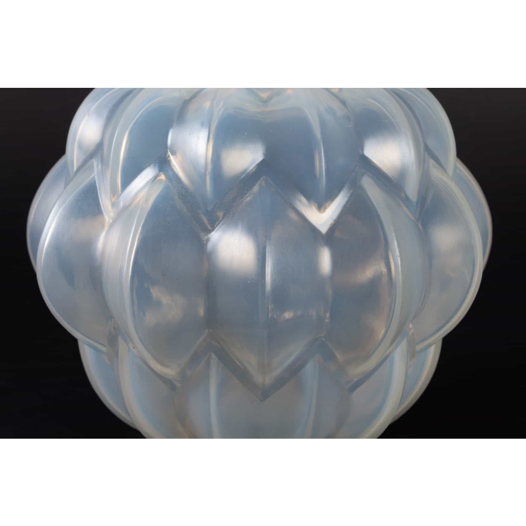 Vase « Nivernais » verre opalescent triple couche de René LALIQUE | Biron Vase « Nivernais » verre opalescent triple couche de René LALIQUE