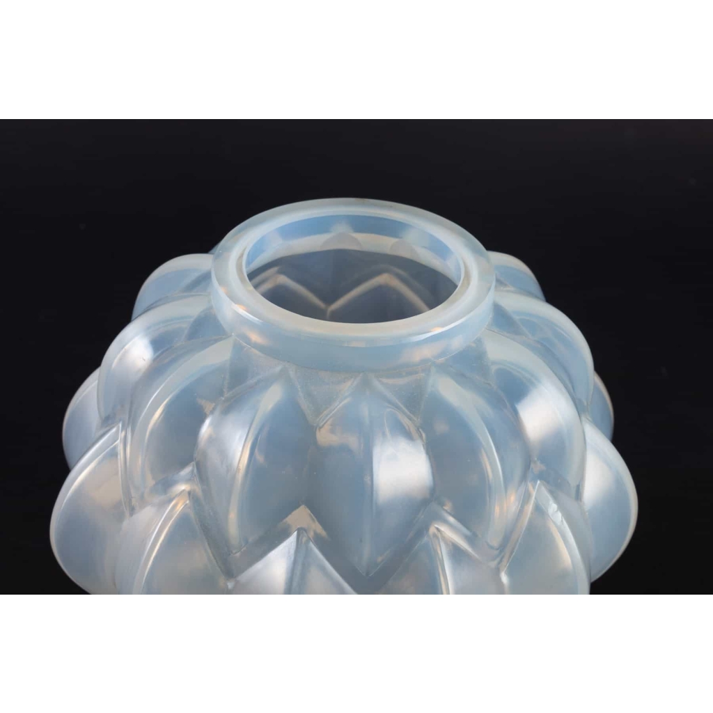 Vase « Nivernais » verre opalescent triple couche de René LALIQUE | Biron Vase « Nivernais » verre opalescent triple couche de René LALIQUE