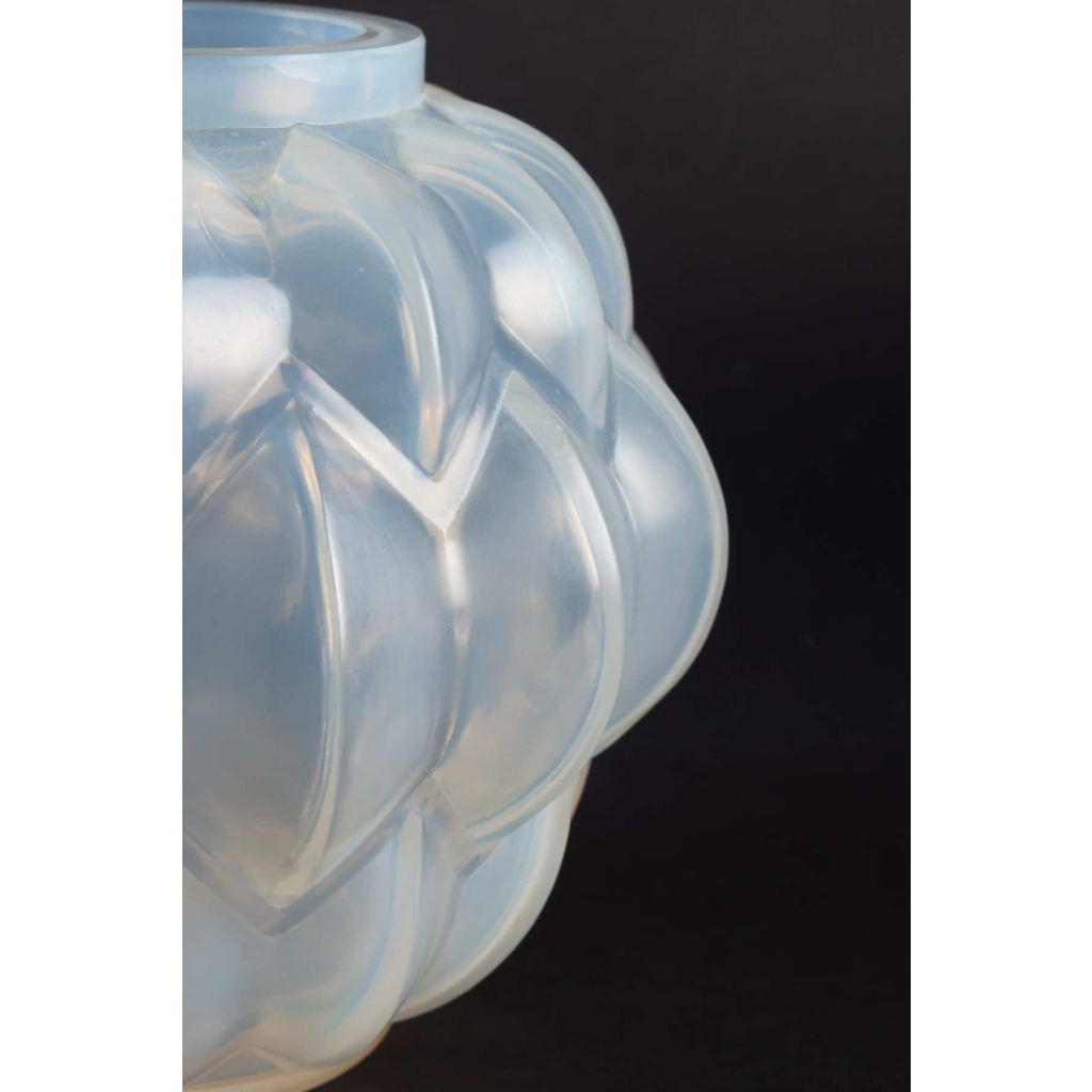 Vase « Nivernais » verre opalescent triple couche de René LALIQUE | Biron Vase « Nivernais » verre opalescent triple couche de René LALIQUE