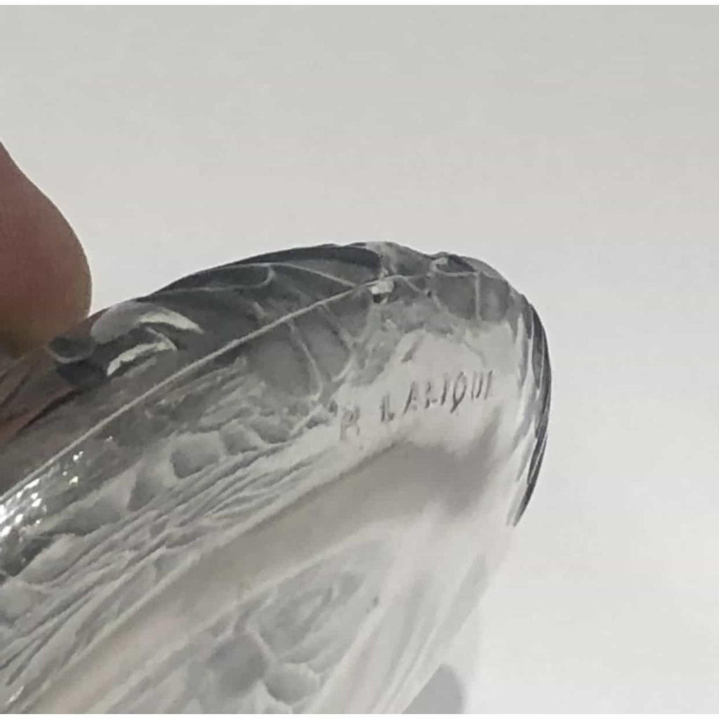 Flacon « Misti » en verre blanc patiné bleu de René LALIQUE pour L.T PIVER | Biron Flacon "Misti" en verre blanc patiné bleu de René LALIQUE pour L.T PIVER