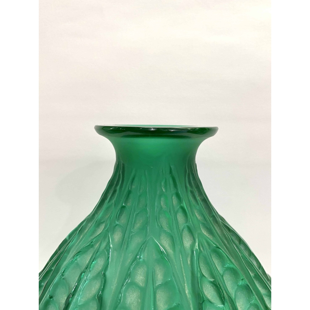Vase « Malesherbes » verre vert émeraude patiné blanc de René LALIQUE | Biron Vase "Malesherbes" verre vert émeraude patiné blanc de René LALIQUE